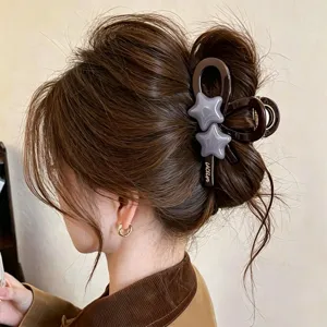 Schicke Stern Haarklammer fuer Damen, elegante braune Harz Haargreife fuer elegante Frisuren.