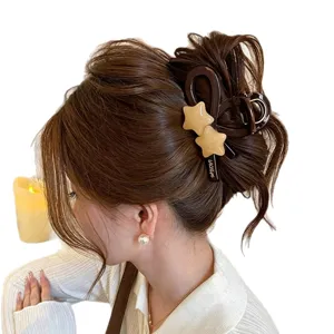 Eleganter brauner Haarklammer Clip mit beigem Stern-Design fuer stilvolles Haarstyling.