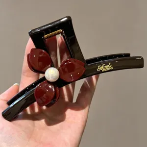 Elegante braune Blumen Haarkralle mit Perle, schicke Harz Haarklammer für Damenstyling.