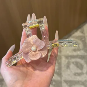 Große transparente Haarklammer mit rosa Blume und Perle für Frauen und Mädchen Styling.