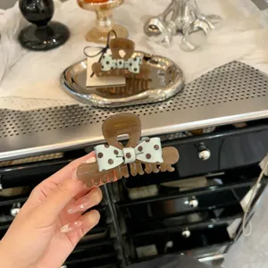 Nahaufnahme der mintgrünen Haarklammer mit Schleife und Punkten aus Azetat, Haar-Accessoire.