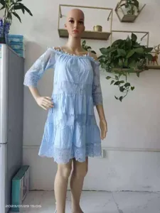 Hellblaues schulterfreies Spitzenstufenkleid für Damen, süßes Prinzessinnen-Stil lose Kleid.