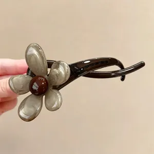 Detailansicht der koreanischen Batik-Teebraun-Blumen-Haarklammer, elegante große Haarkralle.