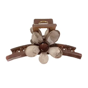 Braune Blumen Haarspange für Damen, elegante Acryl Haarklammer für schickes Styling.