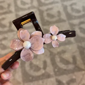 Dettaglio molletta per capelli rosa, grande pinza in acrilico con perle per l'estate.