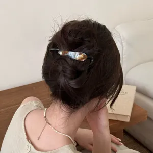 Detailaufnahme der eleganten Acetat Haarklammer mit rutschfesten Zähnen für den Zopf.