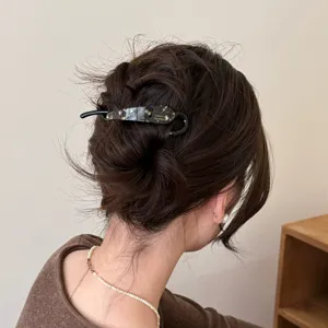 Detailansicht der eleganten Acetat Haarspange zeigt Textur und sicheres Zahn Design.