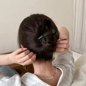 Detailansicht der dunklen Acetat Haarspange, elegantes vertikales Design für Zopfhaar-Stil.