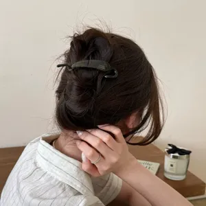 Detailansicht einer eleganten Acetat Haarklammer, schicker vertikaler Twist für Damen.