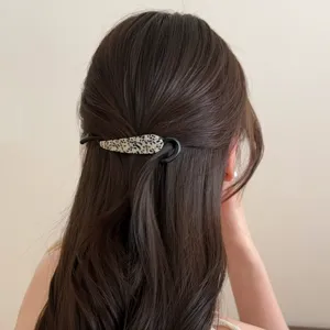 Nahaufnahme der eleganten Acetat Haarspange mit stilvollem Leopardenmuster und starkem Halt.