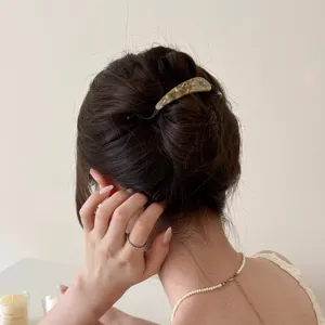Detailansicht einfacher Acetat Haarklammer, stilvoller vertikaler Zopfgummi für elegante Frisuren.