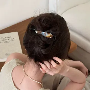 Detailansicht der eleganten Acetat Haarklammer mit Textur für sicheren Halt im Alltag.