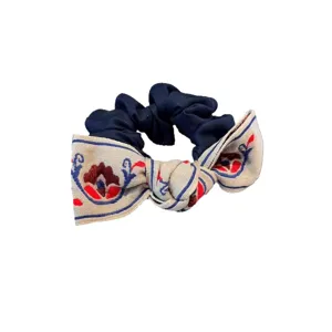 Chic chouchou noeud brodé vintage, élégant accessoire de cheveux bleu marine et beige pour femmes.