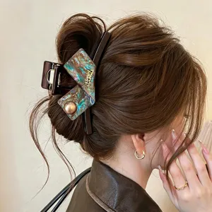 Große Haarklammer mit Perle und Marmor-Schleife für dickes Haar, elegant und stilvoll.