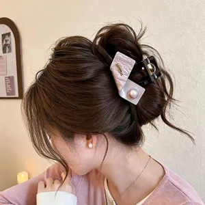 Elegante Haarklammer mit Perle und goldenen Buchstaben, ideal für dickes Haar und Alltagsstyling.