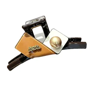 Große Haarklammer für Damen, elegante braune Acryl Haarklammer mit goldener Perle und Logo.