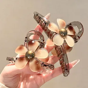 Eleganter Minimalistischer Kunststoff Blume Haarkralle Mit Künstliche Perle Verlauf Bernstein Harz Haarklip Für Damen Haarschmuck