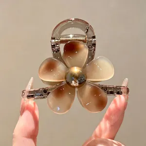 Eleganter Blumen Haarklammer Clip mit braunen Harzblüten und Metallkern für Damen.