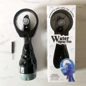 Détail du ventilateur brumisateur portatif avec pales sécurisées et mini tournevis inclus.