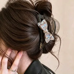Grande pince à cheveux triangulaire transparente grise style français avec nœud en acétate.