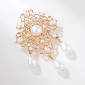 Gedetailleerd overzicht van de vintage barokke parel strass gouden broche hanger accessoire.