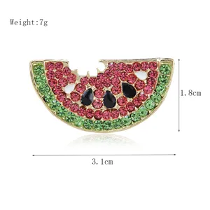 Gedetailleerd overzicht van een charmante watermeloen strass broche van metaal.