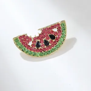 Gedetailleerde close-up van kleurrijke watermeloen strass broche, sprankelende kristallen, legering.