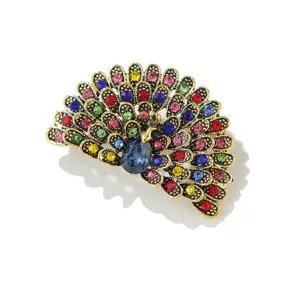 Detail van vintage strass pauw broche, kleurrijke kristal legering speld voor dames.