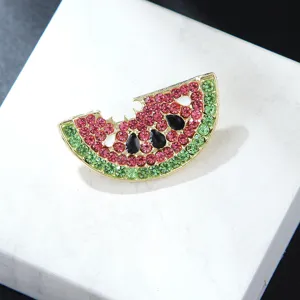 Gedetailleerd overzicht van een leuke watermeloen broche, fonkelende strass, mode sieraden.