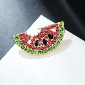 Gedetailleerde close-up van een kleurrijke watermeloen broche met sprankelende strass steentjes.