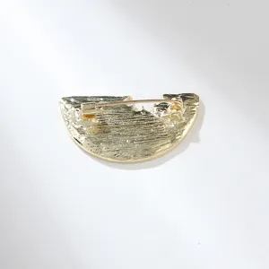 Detail van de achterkant van gouden legering broche, veilige sluiting, metaal.