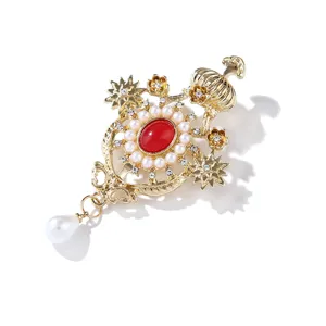 Broche couronne vintage baroque avec pierre rouge et perles, accessoire élégant pour femmes.