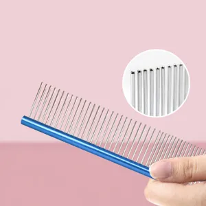 Professioneller Haustier-Grooming-Kamm mit glatten Metallstiften und leichtem Griff für Katzen.