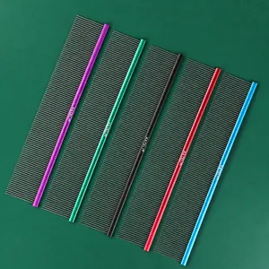 Peigne de Toilettage pour Animaux en Acier Inoxydable Dents Denses Chat Chien Brosse Démêlage Outil Professionnel Manche Coloré