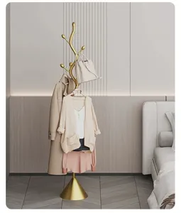 Detailansicht der goldenen Baum-Garderobe im Schlafzimmer, stilvoller und eleganter Metallständer.
