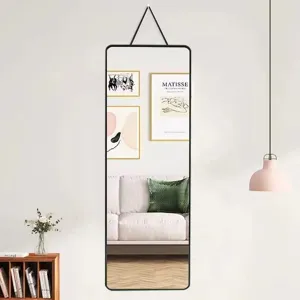 Specchio da parete minimalista moderno con sottile cornice in metallo nero e cinghia.