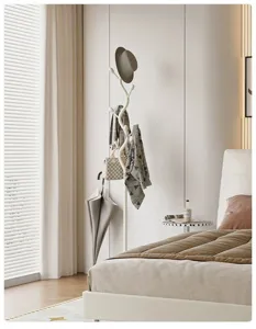 Detailansicht eines modernen weißen Ast-Garderobenständers im gemütlichen Schlafzimmer.