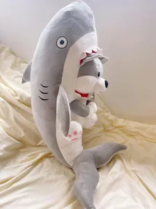 Mignon requin chien peluche coussin, drôle requin portant chiot poupée cadeau enfant.