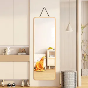 Elegante specchio da parete a figura intera con cornice in legno per ingresso e camera.