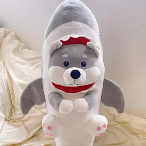 Détail de peluche chien requin mignon, oreiller de poupée animal novateur pour cadeau créatif.