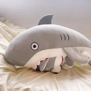 Détail de peluche requin chien mignon, oreiller animal drôle, poupée douce pour cadeau.