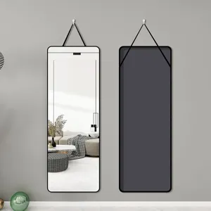 Specchio a figura intera da parete minimalista con cinturino nero per camera da letto.