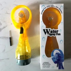 Vue détaillée du ventilateur brumisateur à main, ventilateur portable pour les voyages.