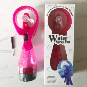 Ventilateur brumisateur à main rose, ventilateur portable et rafraîchissant pour l'été chaud.
