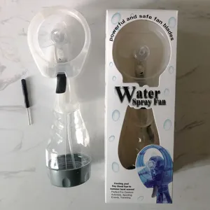 Détail du produit ventilateur brumisateur à main avec corps en plastique transparent.