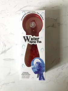 Ventilateur pulvérisateur d'eau portable avec pales en plastique, refroidissement d'été idéal.