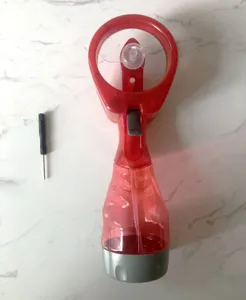 Vue détaillée du ventilateur pulvérisateur portatif avec corps en plastique rouge.
