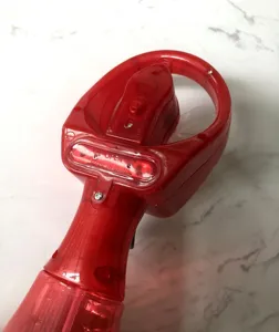 Gros plan détaillé du compartiment à piles et de la structure du ventilateur pulvérisateur.