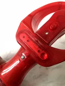 Vue détaillée du ventilateur pulvérisateur à main, poignée plastique rouge, gadget.