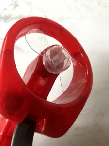 Ventilateur de brume mini portable gros plan plastique rouge refroidissement eau brouillard détail.